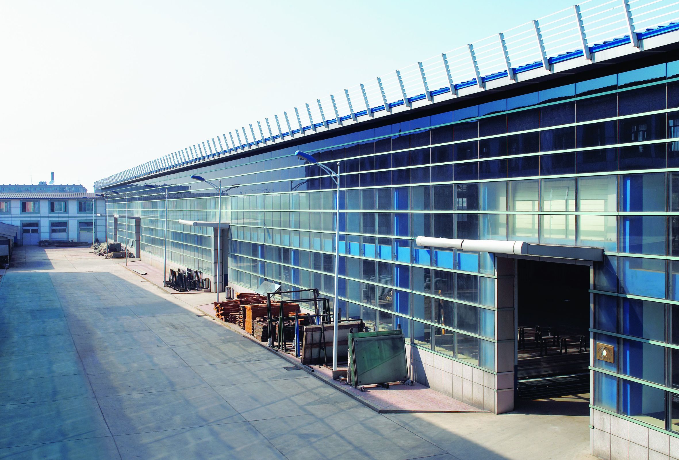 自主設(shè)計(jì)建設(shè)的玻璃幕墻廠房