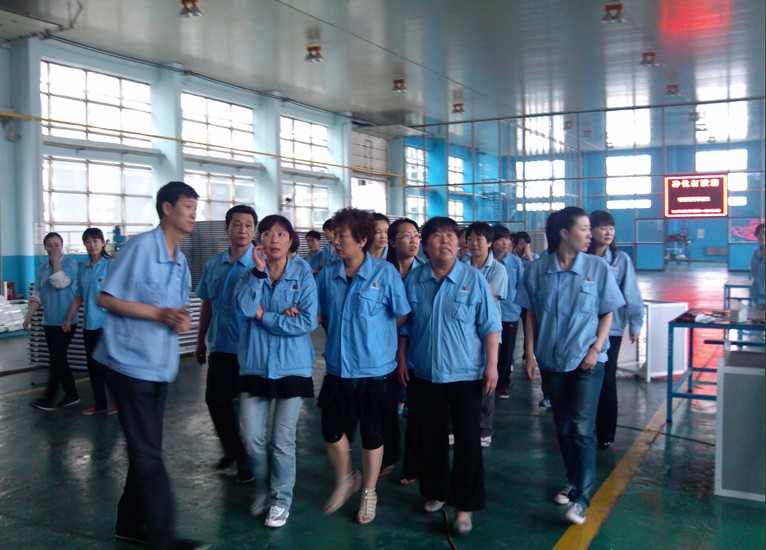 李總向員工介紹公司新進加工設(shè)備