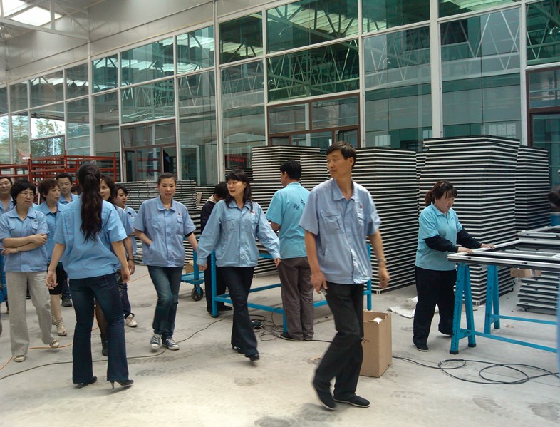 李總帶領(lǐng)全體員工參觀新建廠區(qū)