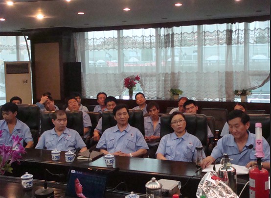 公司領(lǐng)導(dǎo)和員工認(rèn)真聽專家講消防安全知識