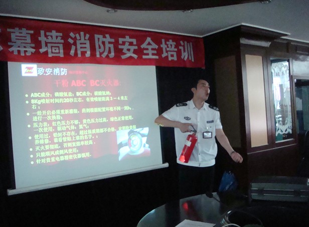 專家講解消防栓的使用方法.