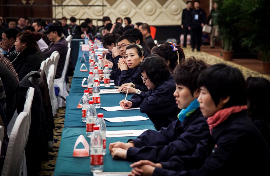 參會(huì)人員認(rèn)真聽(tīng)領(lǐng)導(dǎo)講話