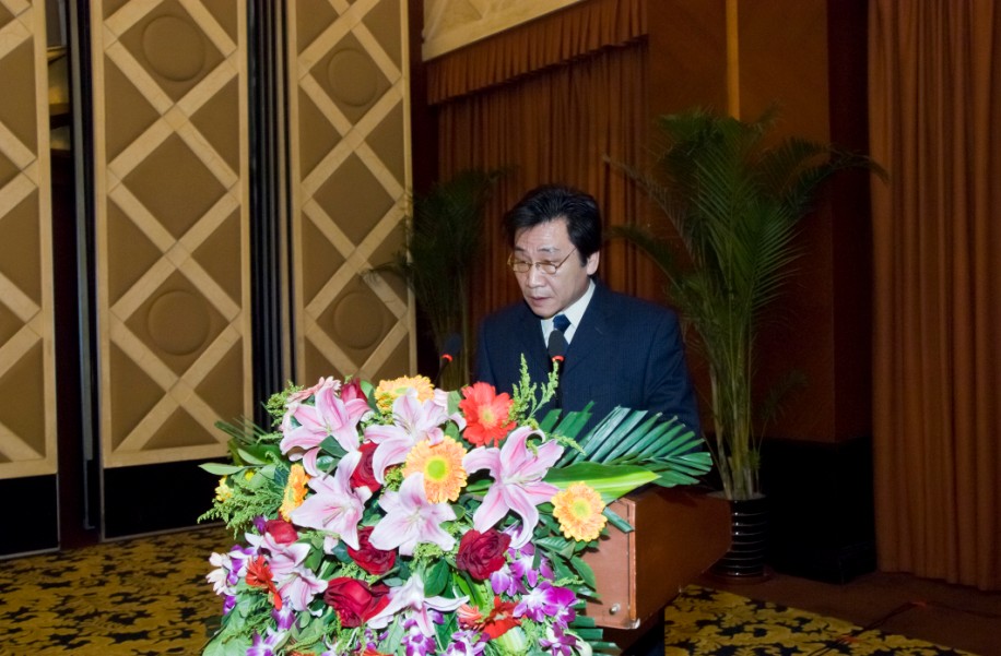 公司梁英貴副總經(jīng)理宣讀2012優(yōu)秀項目部表彰決定