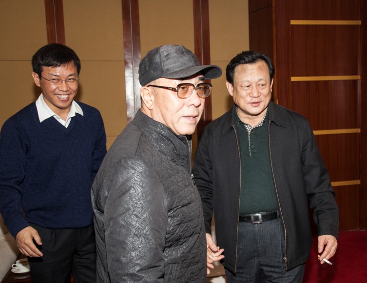 趙鐵利董事長迎接參會嘉賓