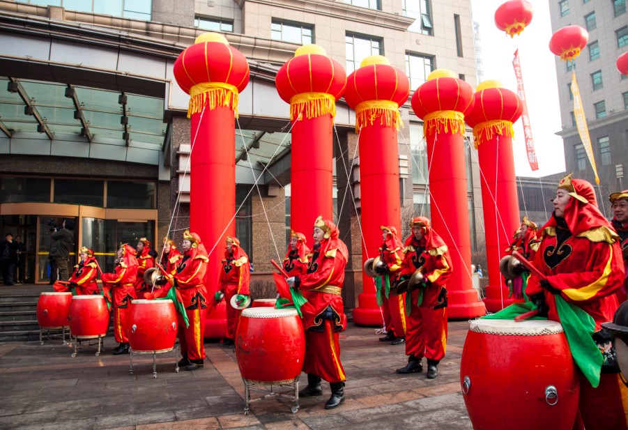 鑼鼓震天彩球飄揚