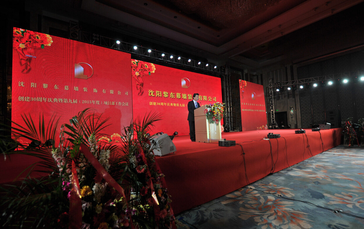 梁經(jīng)理宣讀獲獎優(yōu)秀員工